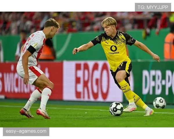 多特蒙德中场结构松散，近期表现波动，稳定节奏能力面临考验